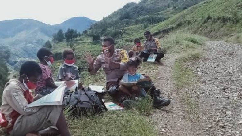 title Perpustakaan Keliling, Polisi Datangi Pelajar Tak Terjangkau Internet di Tolikara Perpustakaan Keliling, Polisi Datangi Pelajar Tak Terjangkau Internet di Tolikara