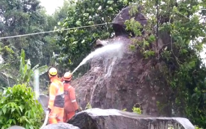 Batu Raksasa Timpa 2 Rumah Warga di Tasikmalaya, 11 Jiwa Mengungsi