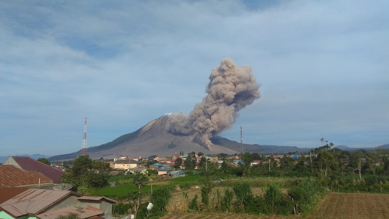  Gunung  Sinabung  di Karo Erupsi Luncurkan Awan Panas 