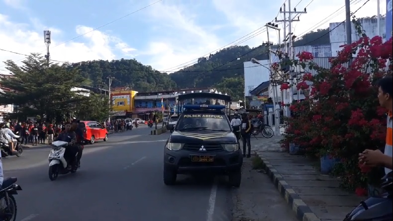 Kronologi Mobil Terbalik di Depan Kampus Uncen, Sempat Dihalangi Polisi