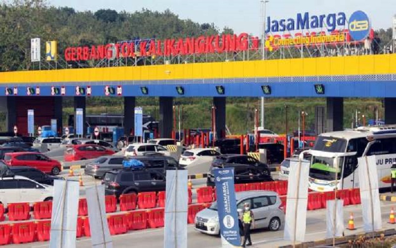 Kendaraan di Tol Semarang- Batang Mulai Padat