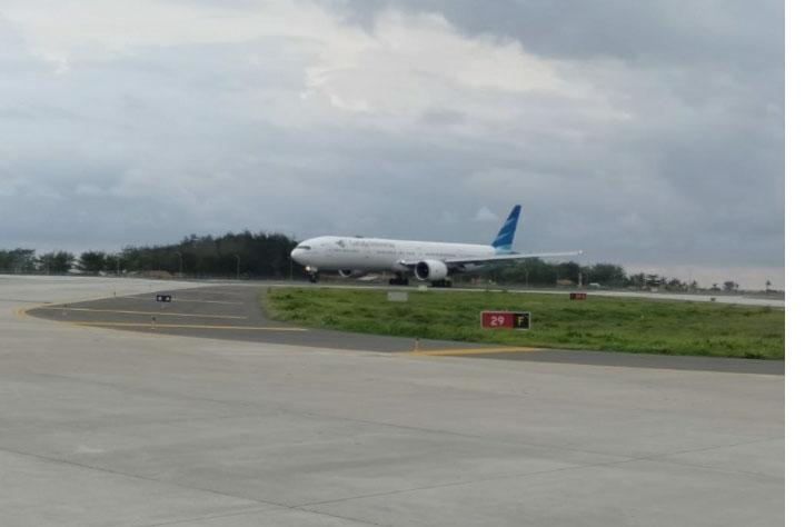 Bawa 225 Penumpang, Pesawat Boeing 777-300 ER Sukses Mendarat di Bandara YIA