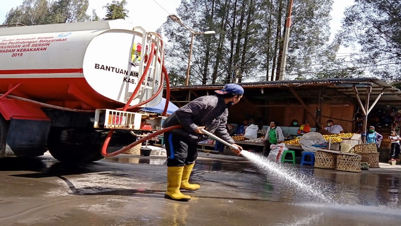 Abu Vulkanis Gunung Sinabung Selimuti Berastagi, BPBD Lakukan Penyemprotan