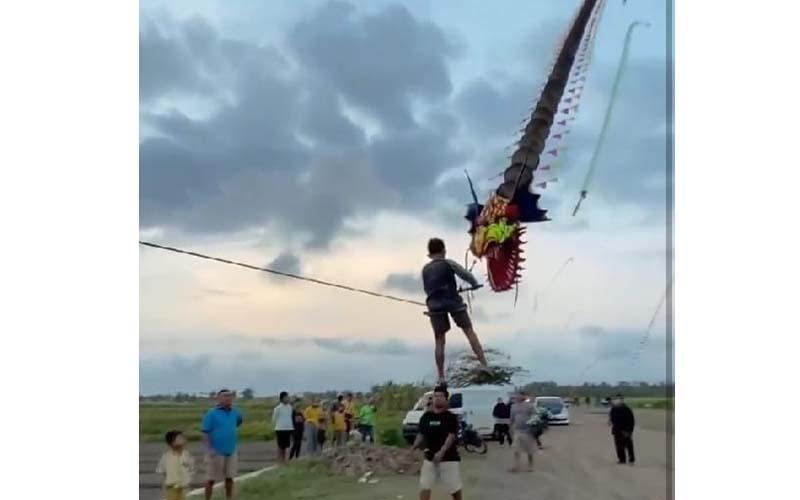 Viral Wisata Ekstrem Naik Layangan Raksasa di Bantul