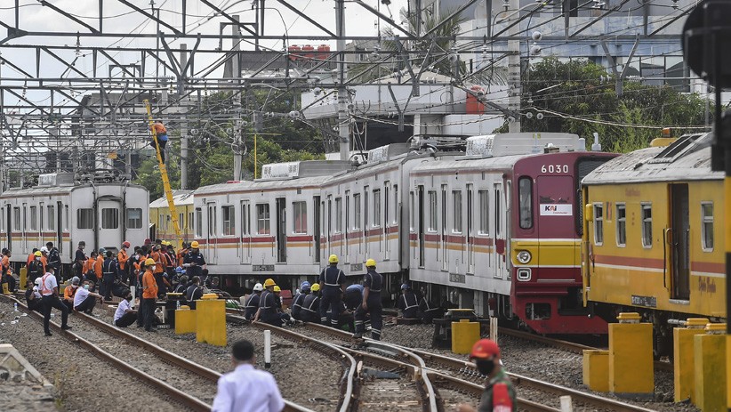 KRL Bekasi - Jakarta Kota Anjlok di Kampung Bandan - Bagian 2