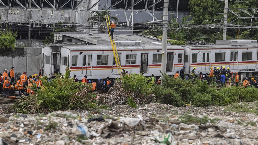 KRL Bekasi - Jakarta Kota Anjlok di Kampung Bandan - Bagian 3