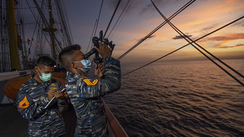 Taruna AAL Latihan Navigasi Astronomi di Atas KRI Bima Suci - Bagian 1