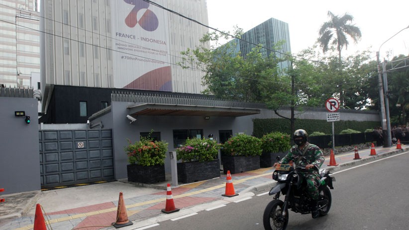 Kedubes Prancis Dijaga Ketat, Kawat Berduri Dipasang Polisi - Bagian 3