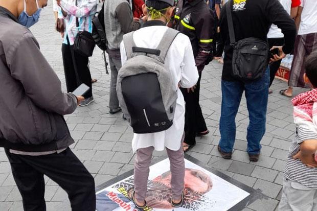 Foto Presiden Prancis Diinjak-injak di Yogyakarta