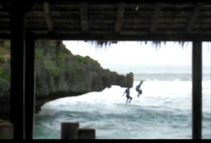 Video Viral Dua Wisatawan Nekat Melompat dari Tebing ke Laut di Pantai Ngandong 