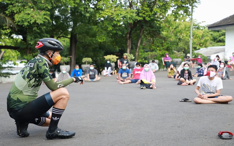 Ganjar Ajak Ngobrol Pasien Covid-19 di Tempat Isolasi, tapi Jaga Jarak