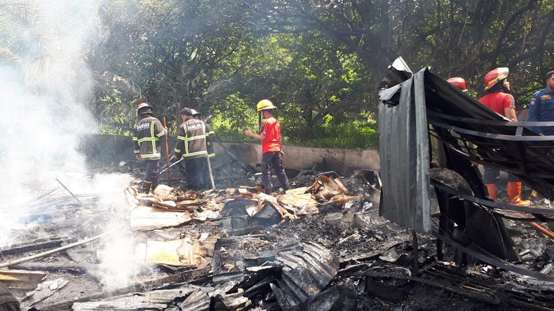 Kebakaran Hanguskan Bangunan Penyimpanan Helm di Medan Selayang