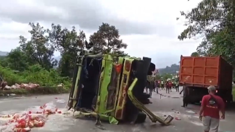 Rem Blong, Truk Muatan Mie Instan Terguling di Padang