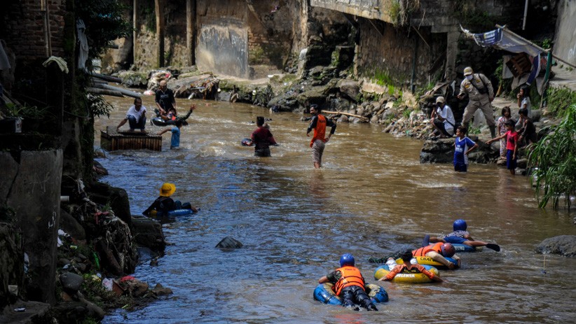 Serunya Wisata Menyusuri Sungai Cikapundung dengan Ban Karet - Bagian 2