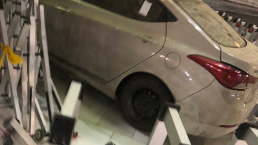 Penampakan Mobil Sedan Tabrak Pagar Masjidil Haram - Bagian 3