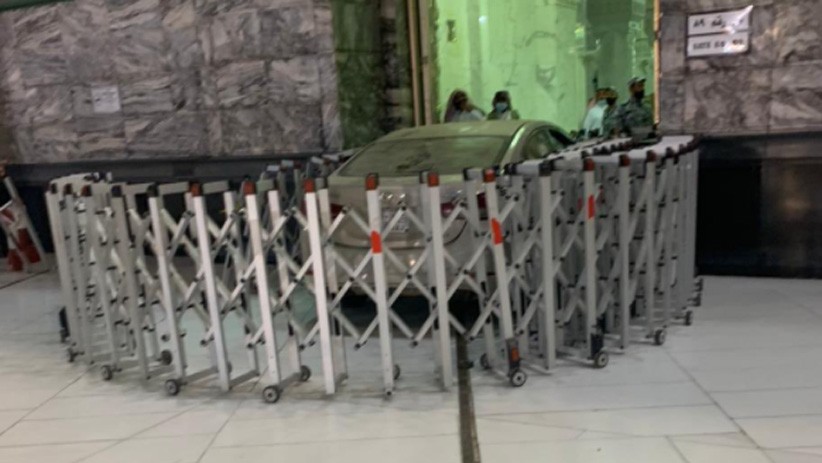 Penampakan Mobil Sedan Tabrak Pagar Masjidil Haram - Bagian 2