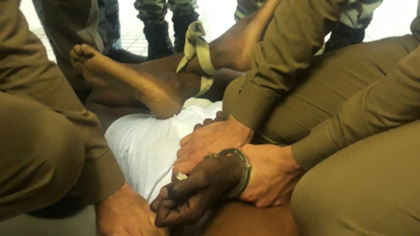 Penampakan Mobil Sedan Tabrak Pagar Masjidil Haram - Bagian 4