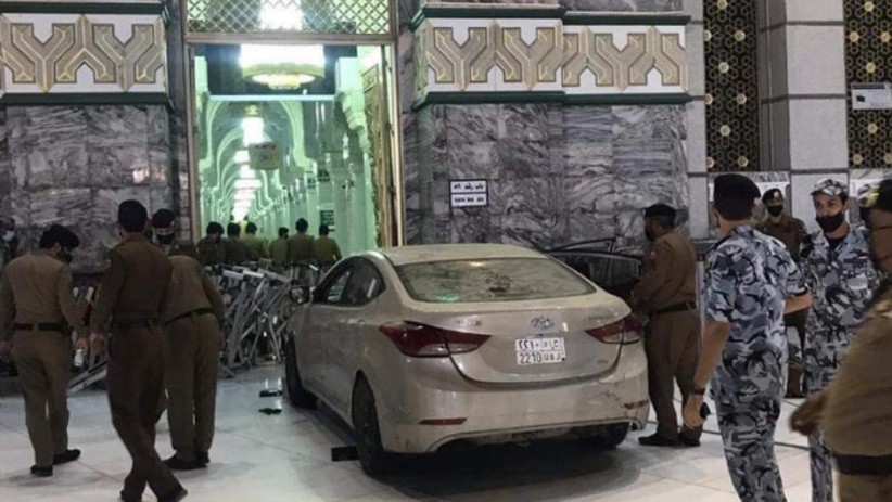 Penampakan Mobil Sedan Tabrak Pagar Masjidil Haram - Bagian 1
