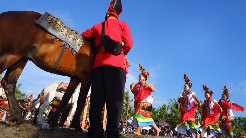 Kemeriahan Festival Seni dan Budaya Gau Maraja di Pantai Akkarena Makassar - Bagian 3