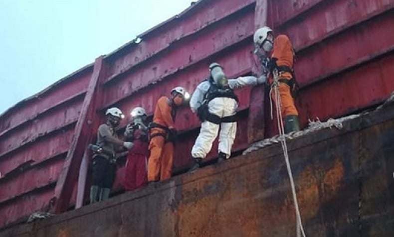title Diduga Kehabisan Oksigen, Pemulung Tewas saat Cari Rongsokan dalam Kapal Diduga Kehabisan Oksigen, Pemulung Tewas saat Cari Rongsokan dalam Kapal