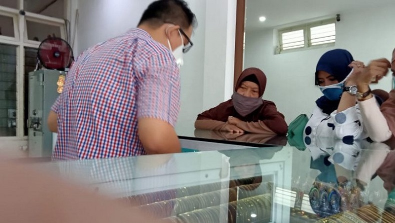 title Warga Makassar Ramai-Ramai Beli Emas di Tengah Pandemi Covid-19 Warga Makassar Ramai-Ramai Beli Emas di Tengah Pandemi Covid-19