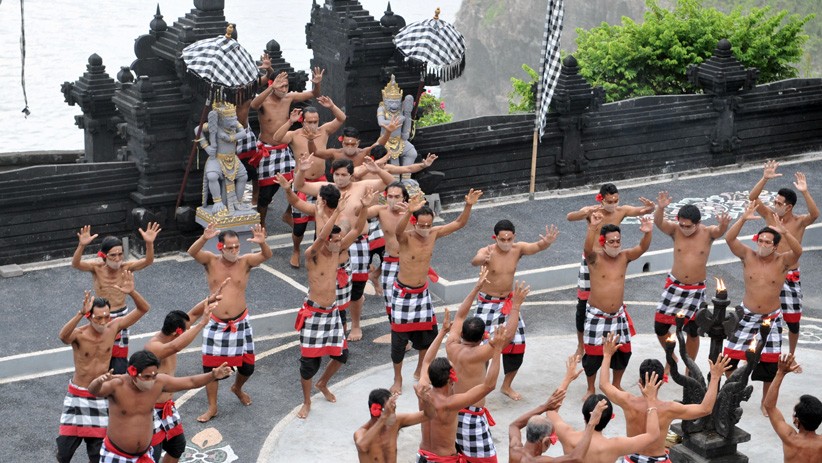 Penampilan Tari Kecak Uluwatu Memukau Wisatawan - Bagian 3