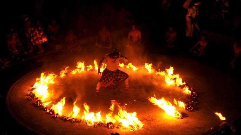Penampilan Tari Kecak Uluwatu Memukau Wisatawan - Bagian 2