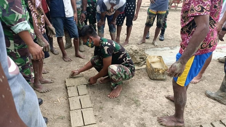 Bahan Melimpah Personel TNI Ajari Warga di Merauke Buat 