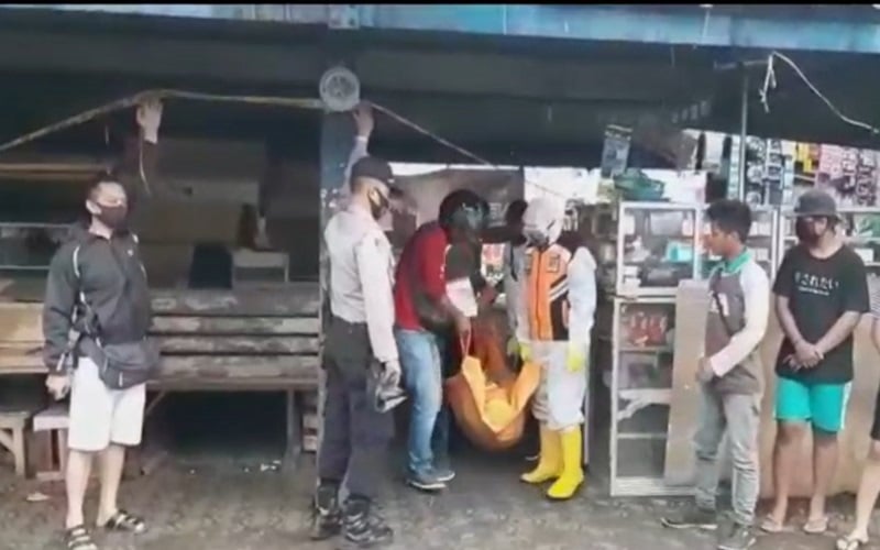title Penemuan Mayat Pria di Pasar Induk Cikurubuk Gemparkan Warga Tasikmalaya Penemuan Mayat Pria di Pasar Induk Cikurubuk Gemparkan Warga Tasikmalaya