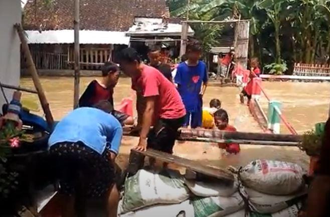 title Sungai Meluap, Banjir Rendam Puluhan Rumah 2 Kecamatan di Kendal Sungai Meluap, Banjir Rendam Puluhan Rumah 2 Kecamatan di Kendal