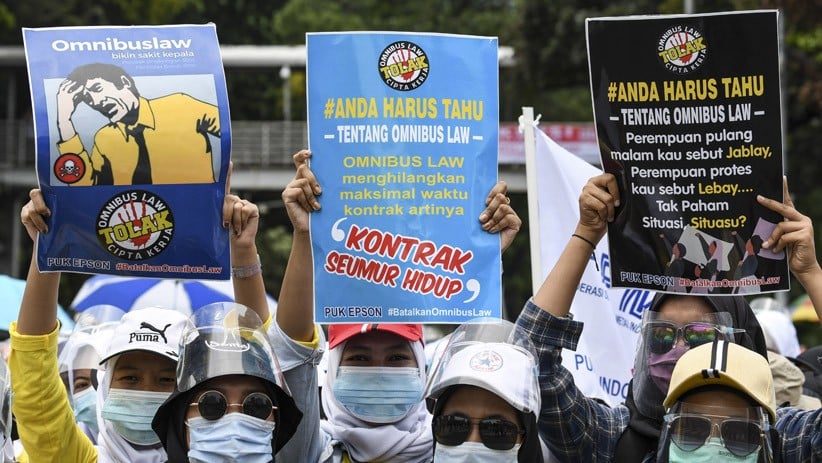 Ribuan Buruh Bawa Bendera Merah Putih Tuntut Pemerintah Cabut UU Cipta Kerja - Bagian 4