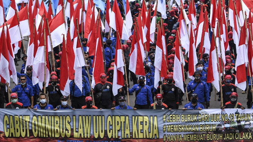 Ribuan Buruh Bawa Bendera Merah Putih Tuntut Pemerintah Cabut UU Cipta Kerja - Bagian 2