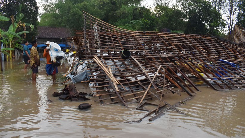 Kandang Berisi 10.000 Ekor Ayam Roboh Diterjang Banjir di Madiun - Bagian 1