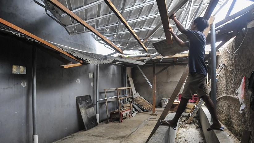 Angin Puting Beliung Rusak Atap Belasan Rumah Warga Bekasi - Bagian 2