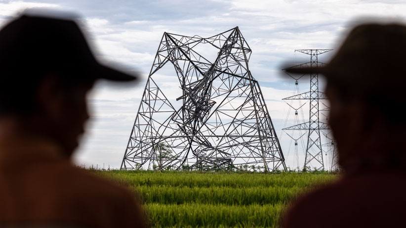 Menara SUTET Roboh, Besi Berserakan di Sawah Desa Kebumen Batang - Bagian 1
