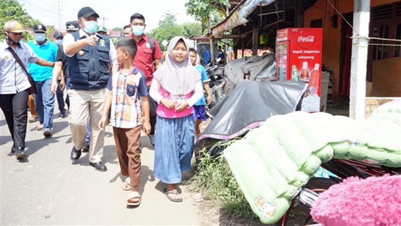 Herman Deru Akan Bangun Kembali Rumah Warga yang Roboh Akibat Banjir Bandang