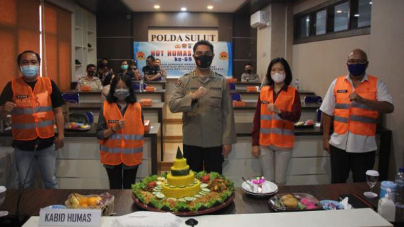 HUT ke-69 Humas Polri, Polda Sulut Bagikan Rompi Liputan ke Wartawan