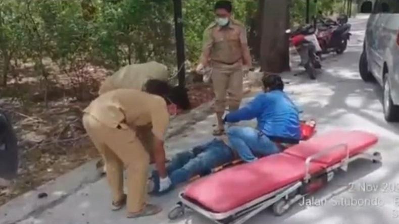 Diduga Tak Kuasai Medan, Pemotor Tabrak Minibus di Situbondo