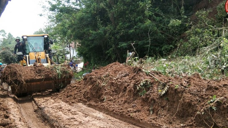 Tebing di Lumajang Longsor, Akses ke Malang Sempat Tertutup  