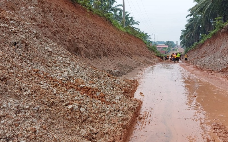 Hujan Lebat, Jalan Talang Tuo di Palembang Tertimbun Longsor