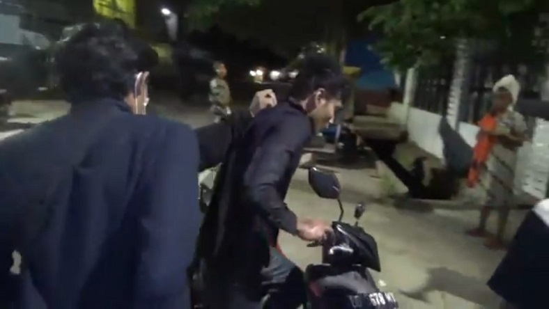 Gagal Sembunyi, Maling Helm di Makassar Babak Belur Diamuk Massa