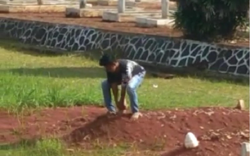 title Injak-Injak Makam Pahlawan, Remaja di Lampung Utara Ngaku Dapat Tantangan dari Teman Injak-Injak Makam Pahlawan, Remaja di Lampung Utara Ngaku Dapat Tantangan dari Teman