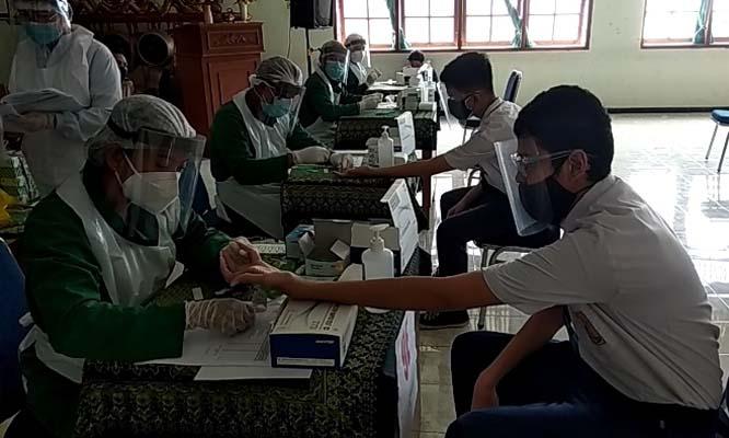title Pembelajaran Tatap Muka Akan Dimulai, Ratusan Siswa dan Guru di Solo Rapid Test Pembelajaran Tatap Muka Akan Dimulai, Ratusan Siswa dan Guru di Solo Rapid Test