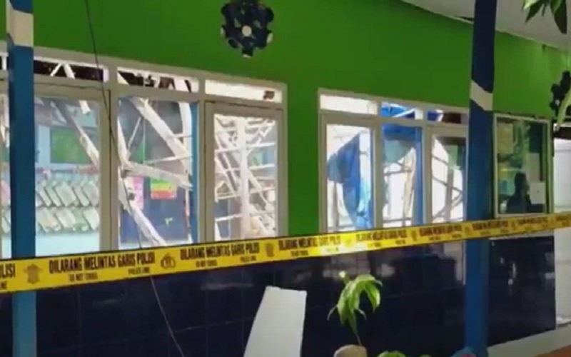 Diguyur Hujan Deras, Atap Sekolah di Pati Ambruk