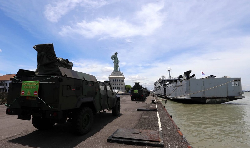 Kapal Perang Kolinlamil dan Material Tempur Pasukan TNI AD Siaga di Koarmada II Surabaya