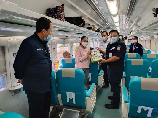  Daop 4 Semarang Bagikan Masker dan Goodybag ke Penumpang KA Jarak Jauh