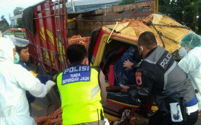 Truk Hantam Pembatas Jalan Raya Ungaran-Bawen, 2 Orang Luka Berat