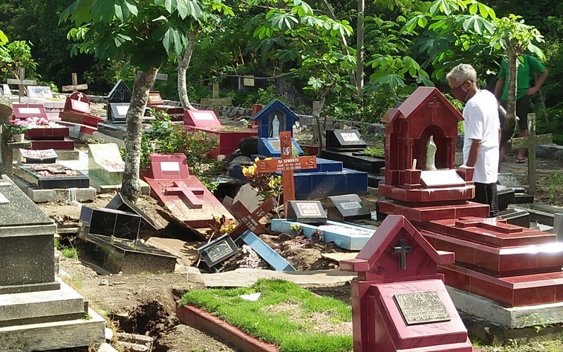Belasan Makam di Mlandangan Minomartani Ngaglik Sleman Ambles