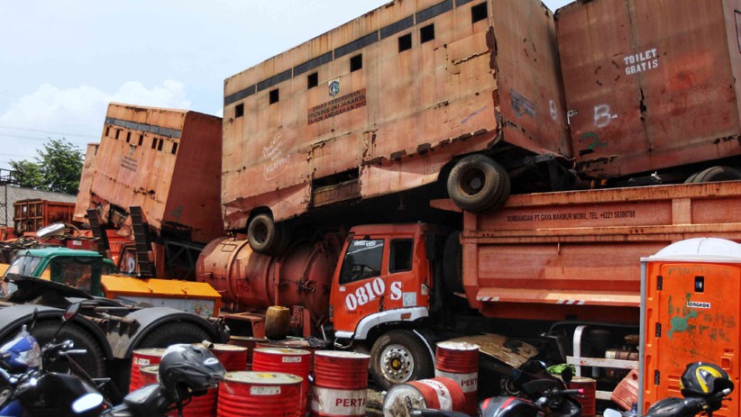 Tumpukan Bangkai Kendaraan Dinas Lingkungan Hidup DKI Jakarta - Bagian 1
