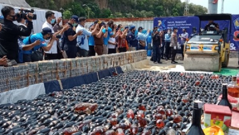 Bea Cukai Banten Musnahkan Jutaan Batang Rokok-Ribuan Botol Miras Ilegal Senilai Rp13,8 M